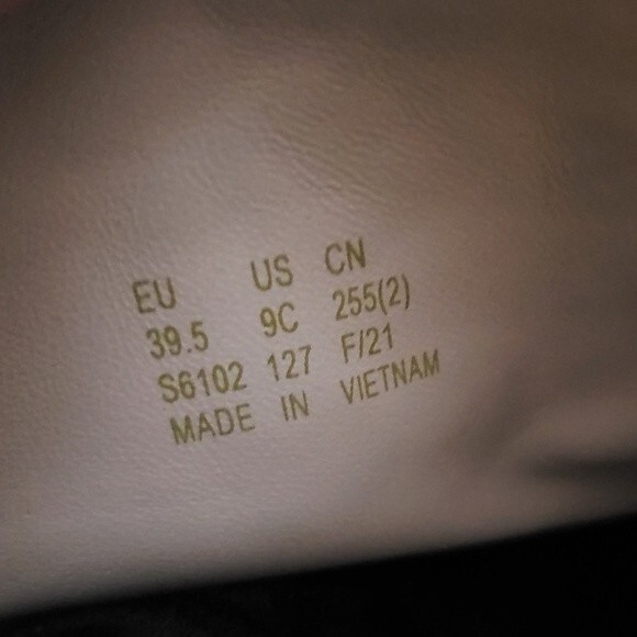 Stuart Weitzman Black Sherpa Chic Edgy Feminine Winter Heeled Boots Size 39.5 - Picture 4 of 5